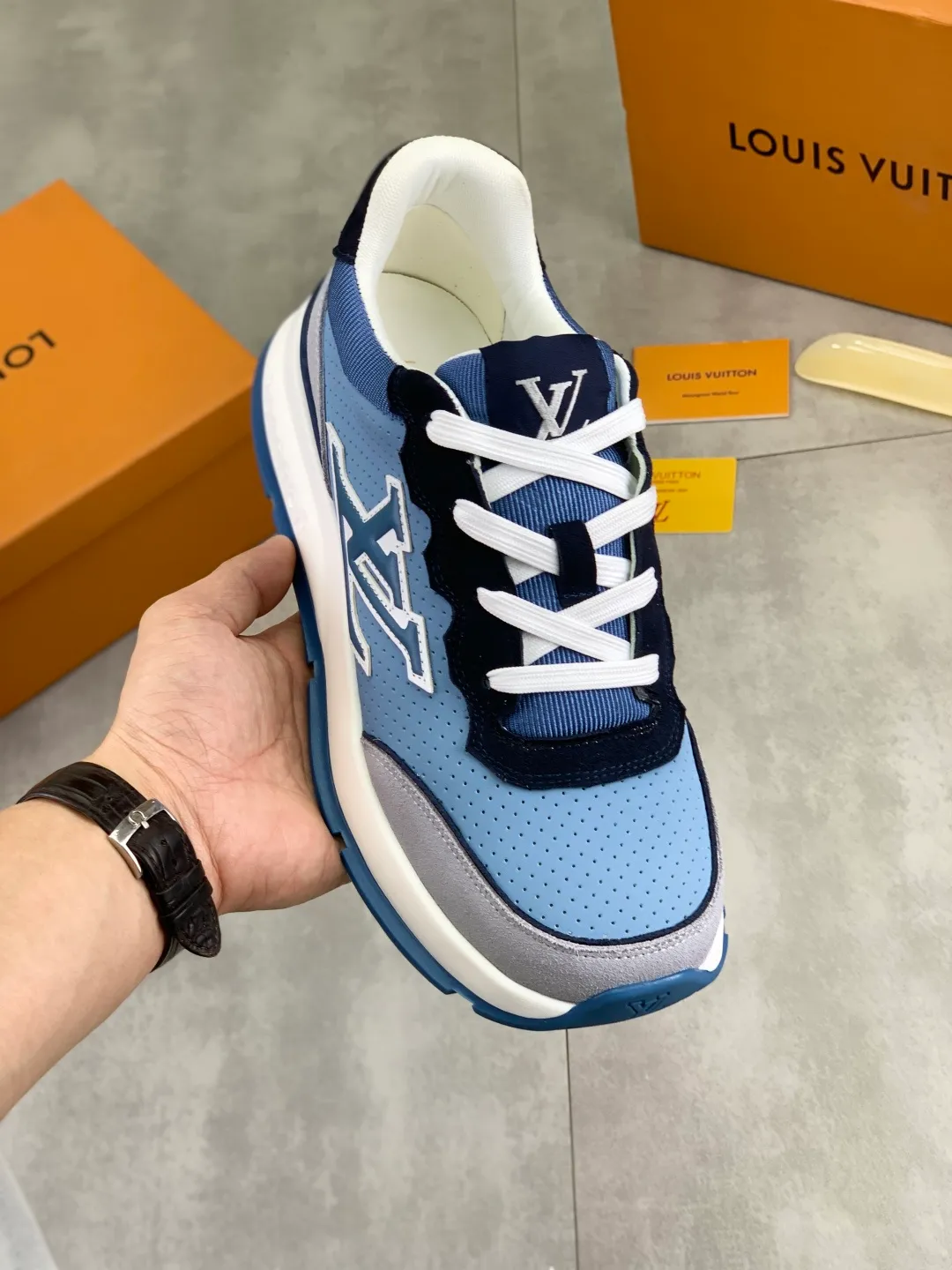 Men's men's shoes💰P440💰[New model]🆘[Louis Vuitton] LV official website latest model🎁casual and fashionable men's shoes👟hot style💥simple and elegant style, exclusive for trendy men. Unique official website latest brand elements👑original decoration, fashionable and generous, the fabric is made of original calfskin➕comfortable and breathable mesh lining➕pig skin lining ✅The official website specifies wear-resistant casual outsole, the classic model is taken in real life🎬Color: 3️⃣colors available😍Number of codes: 38-44 (45 46 customized)
